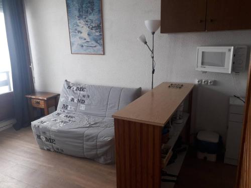 a room with a bed and a desk in it at Studio Arette, 1 pièce, 4 personnes - FR-1-602-70 in Arette