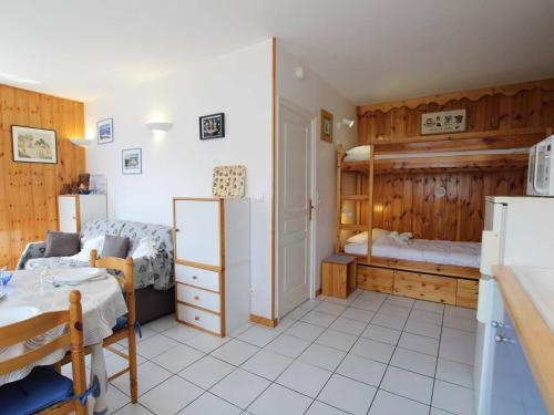 a room with two bunk beds and a kitchen at Appartement Briançon, 2 pièces, 4 personnes - FR-1-330C-4 in Briançon