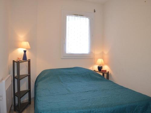 Un dormitorio con una cama verde y una ventana en Appartement Saint-Cyprien, 2 pièces, 4 personnes - FR-1-225D-106, en Saint-Cyprien