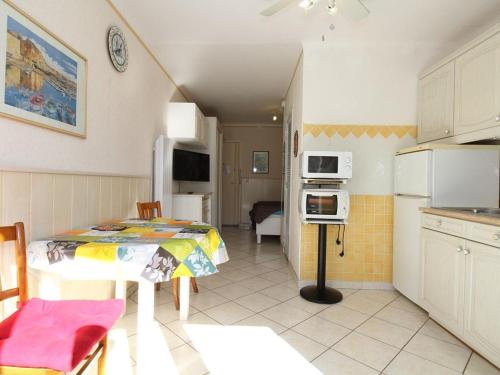 Photo de la galerie de l'établissement Appartement T1 avec cuisine équipée et parking, proche thermes et commerces à Balaruc-les-Bains - FR-1-553-129, à Balaruc-les-Bains