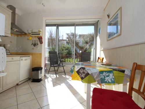 Photo de la galerie de l'établissement Appartement T1 avec cuisine équipée et parking, proche thermes et commerces à Balaruc-les-Bains - FR-1-553-129, à Balaruc-les-Bains