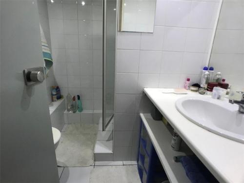 une salle de bain avec une douche, un lavabo et des toilettes dans l'établissement Appartement 2 pièces + cabine avec piscine et parking, 6 couchages, proche plage - Le Barcarès - FR-1-81-473, au Barcarès