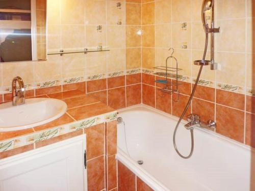 bagno con vasca e lavandino di Appartement Les Orres, 1 pièce, 6 personnes - FR-1-322-403 a Les Orres