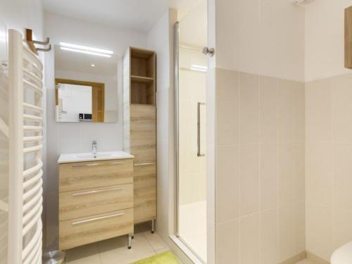 une salle de bain avec un lavabo et une douche dans l'établissement Studio centre-ville avec terrasse, parking, proche télécabine et commodités - FR-1-401-175, à Cauterets