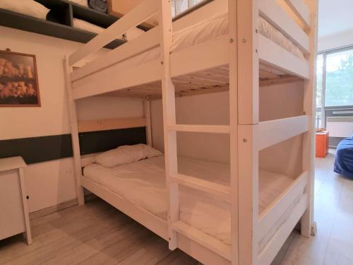 Ce lit superposé se trouve dans un dortoir doté de lits superposés. dans l'établissement Studio Cabine pour 4 à SuperDévoluy, proche pistes et commerces, wifi et parking gratuits - FR-1-525-209, à Saint-Étienne-en-Dévoluy