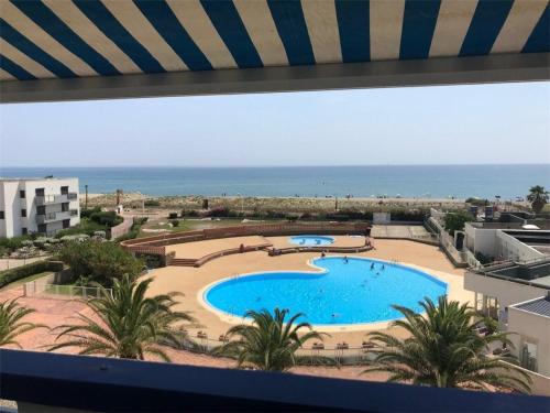 d'un balcon avec vue sur la piscine. dans l'établissement Appartement 2 pièces + cabine avec piscine et parking, 6 couchages, proche plage - Le Barcarès - FR-1-81-473, au Barcarès