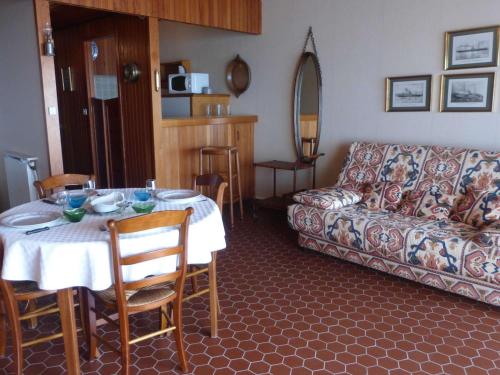 un salon avec une table et un canapé dans l'établissement Appartement spacieux 1er étage avec balcon, vue mer, double garage à Saint-Gilles-Croix-de-Vie - FR-1-224-775, à Saint-Gilles-Croix-de-Vie