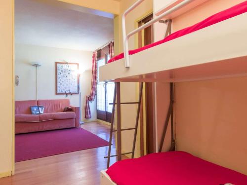 um quarto com um beliche e uma sala de estar em Appartement Montgenèvre, 2 pièces, 6 personnes - FR-1-330D-7 em Montgenèvre