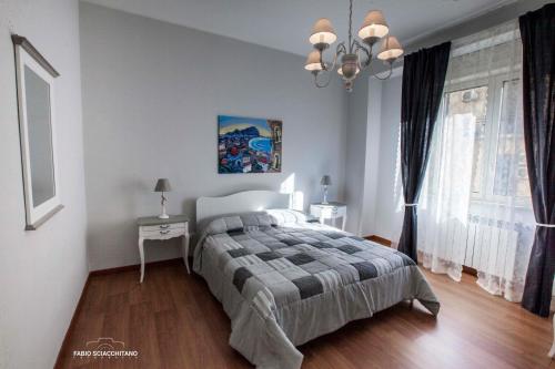 Schlafzimmer mit einem Bett und einem Kronleuchter in der Unterkunft Ciuri Ciuri B&B in Palermo