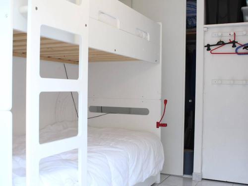 une chambre avec un lit superposé avec une échelle dans l'établissement Maison 3 niveaux, 6 couchages, La Baule, proche plage et commerces, terrasses privées - FR-1-245-150, à La Baule