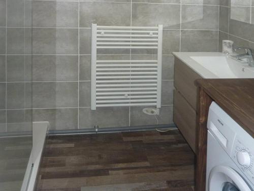 une salle de bain avec un lavabo et une machine à laver dans l'établissement Les Orres 1650 : Studio tout confort avec balcon, navette gratuite, animaux admis - FR-1-322-399, aux Orres