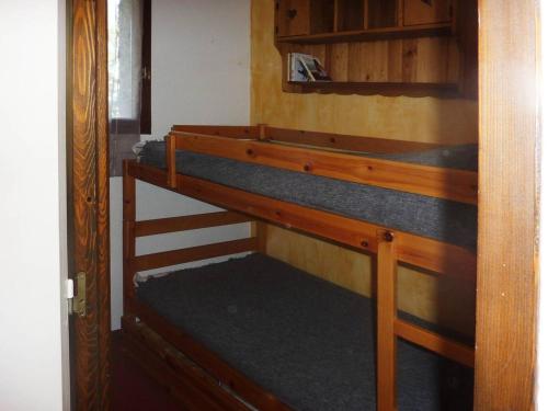 quelques lits superposés dans une chambre dans l'établissement Les Orres 1650 : Studio tout confort avec balcon, navette gratuite, animaux admis - FR-1-322-399, aux Orres