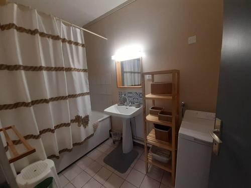 une salle de bain avec un lavabo et un rideau de douche dans l'établissement T2 Agréable Près de l'Étang de Thau et Thermal, Balcon, Wi-Fi, Lave-Linge, Bien Équipé, Balaruc-les-Bains - FR-1-571-32, à Balaruc-les-Bains