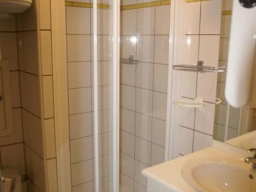 y baño con ducha y lavamanos. en Appartement Les Adrets-Prapoutel, 1 pièce, 3 personnes - FR-1-557-80, en Les Adrets