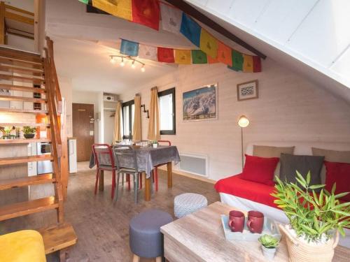 un salon avec un lit et une salle à manger dans l'établissement Duplex rénové pour 4 à Saint-Lary près des pistes et commodités - FR-1-296-300, à Saint-Lary-Soulan