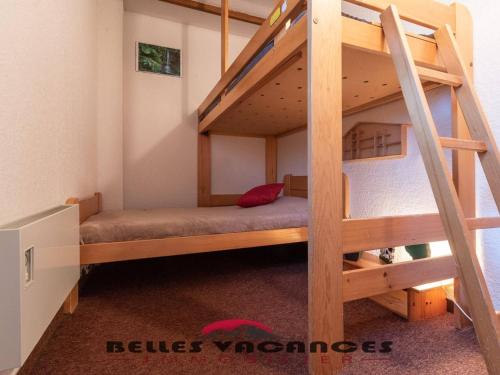 Palanda nebo palandy na pokoji v ubytování Appartement 8 personnes à Saint Lary Village, proche téléphérique - FR-1-296-314