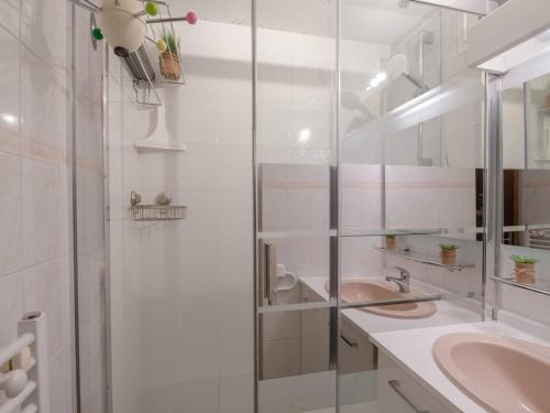 La salle de bains blanche est pourvue d'un lavabo et d'une douche. dans l'établissement Appartement Saint-Lary-Soulan, 3 pièces, 6 personnes - FR-1-296-315, à Saint-Lary-Soulan