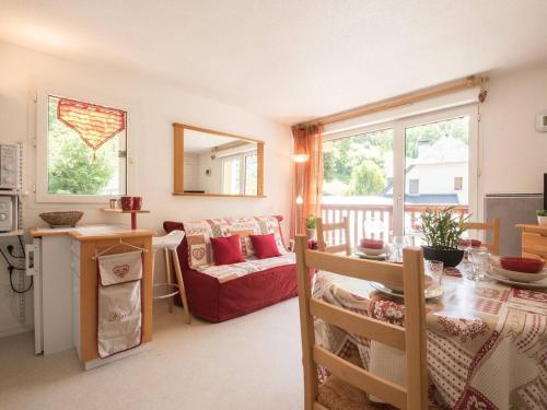 une cuisine et un salon avec une table et un canapé dans l'établissement Appartement T3 pour 6 à Saint Lary Soulan avec balcon et parking privé - FR-1-296-315, à Saint-Lary-Soulan