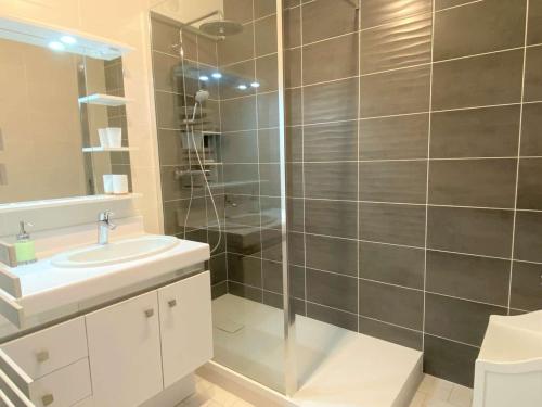 a bathroom with a shower and a sink at Appartement T2 à Bénodet, refait à neuf, balcon, plage à pied, parking, classé 2 étoiles - FR-1-481-64 in Bénodet