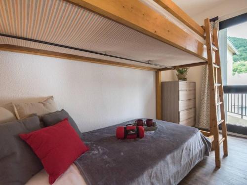 a bedroom with a bunk bed with a ladder at Duplex rénové pour 4 à Saint-Lary près des pistes et commodités - FR-1-296-300 in Saint-Lary-Soulan