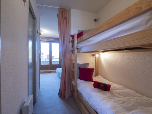 a bedroom with two bunk beds and a window at Studio Saint-Lary-Soulan, 1 pièce, 4 personnes - FR-1-296-316 in Saint-Lary-Soulan