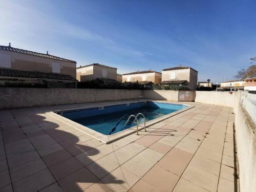 une piscine sur le côté d'un immeuble dans l'établissement Villa rénovée, climatisée, piscine, parking privé, proche mer, pour 6 pers. - FR-1-607-107, au Cap d'Agde