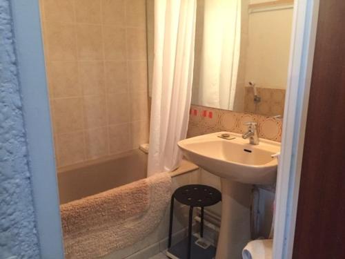 a bathroom with a sink and a bath tub and a sink at Studio coin montagne à Risoul 1850 - FR-1-330-541 in Risoul