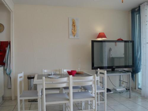 Photo de la galerie de l'établissement Appartement climatisé 3 pièces avec loggia, parking et parc collectif, à 400m de la plage - FR-1-225D-111, à Saint-Cyprien