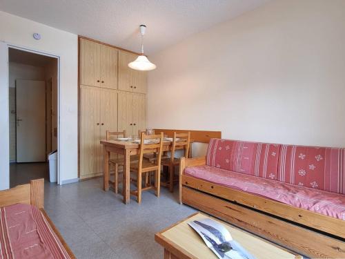 un salon avec un canapé et une table dans l'établissement Appartement cosy proche des pistes avec parking et Wifi - FR-1-525-182, à Saint-Étienne-en-Dévoluy