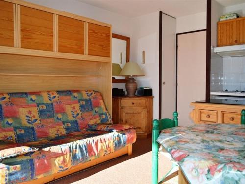 un salon avec un canapé et un lit dans l'établissement Joli studio cabine 4 pers, balcon, PKG, Bolquère-Pyrénées 2000 - FR-1-592-14, à Bolquère-Pyrénées 2000