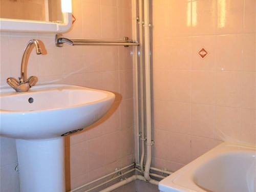 une salle de bain avec un lavabo et une douche dans l'établissement Joli studio cabine 4 pers, balcon, PKG, Bolquère-Pyrénées 2000 - FR-1-592-14, à Bolquère-Pyrénées 2000
