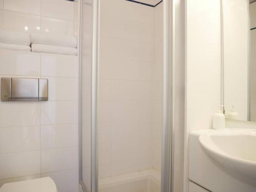 een badkamer met een douche, een toilet en een wastafel bij Appartement La Trinité-sur-Mer, 3 pièces, 4 personnes - FR-1-477-191 in La Trinité-sur-Mer