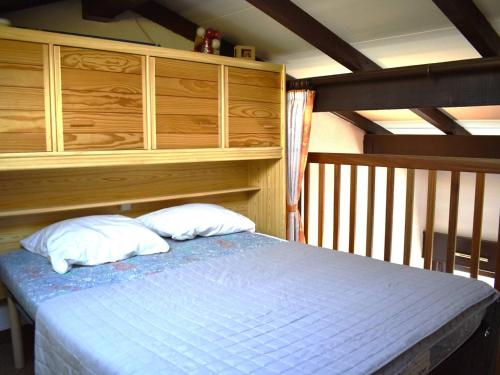 une chambre avec un lit avec deux oreillers dans l'établissement Studio cabine mezzanine avec box voiture et parking, ascenseur panoramique - FR-1-580-26, à Font-Romeu-Odeillo-Via