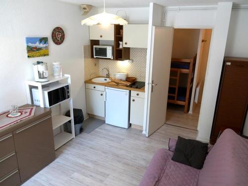 Ce petit appartement comprend une petite cuisine avec un canapé. dans l'établissement Appartement 4 pers. à Luchon - Balcons Sud, Parking et Proximité Thermes et Commerces - FR-1-313-151, à Luchon