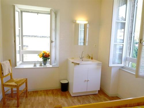 łazienka z umywalką i oknem w obiekcie Maison Bagnères-de-Luchon, 4 pièces, 6 personnes - FR-1-313-158 w mieście Luchon