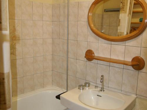 une salle de bain avec un lavabo, un miroir et une baignoire dans l'établissement 2 pièces au pied des pistes, balcon, parking gratuit, proche commerces et ESF - FR-1-557-24, à Les Adrets