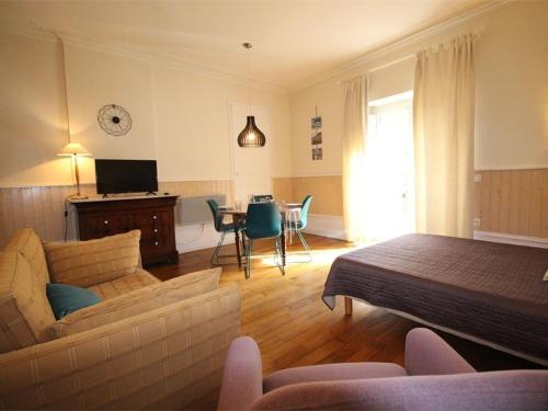 un salon avec un canapé et une table dans l'établissement Studio au centre avec ascenseur et animaux admis - FR-1-313-163, à Luchon