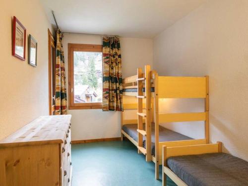 a room with two bunk beds and a window at Charmant 2 pièces, 1 chambre, balcon, animaux acceptés - FR-1-291-855 in Valmorel