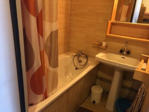 une salle de bain avec une baignoire et un lavabo dans l'établissement Studio calme pour 4 pers. à Risoul, proche pistes, animaux admis, parking gratuit - FR-1-330-512, à Risoul