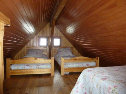 - une chambre avec 2 lits dans une cabane en bois dans l'établissement Chalet lumineux à Arette - 15 pers, équipements complets, idéale familles et groupes. - FR-1-602-41, à Arette