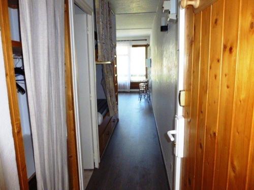 un couloir menant à une chambre dans l'établissement Appartement Arette, 2 pièces, 6 personnes - FR-1-602-28, à Arette
