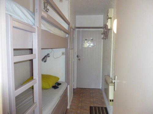 a small room with a bunk bed and a hallway at Studio confortable avec balcon et casier à skis, 4/6 personnes, au pied des pistes - FR-1-602-40 in Arette
