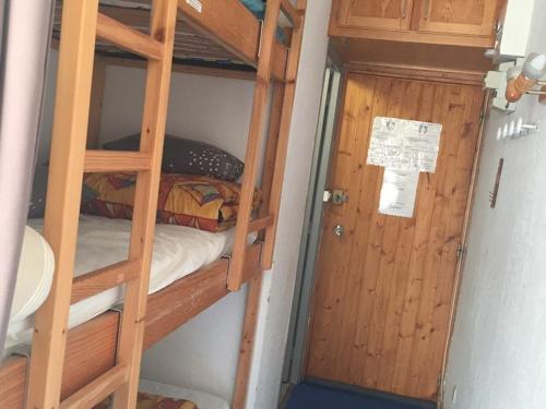 a room with two bunk beds and a door at Studio Arette, 1 pièce, 5 personnes - FR-1-602-43 in Arette