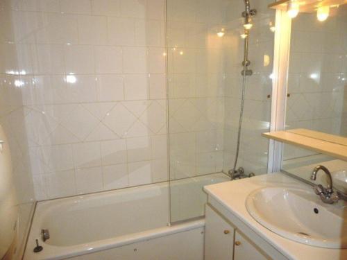 une salle de bain avec une baignoire, un lavabo et une douche dans l'établissement Appartement 6 pers avec accès direct aux pistes et parking gratuit à La Pierre St Martin - FR-1-602-46, à Arette