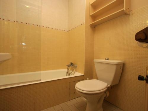 La salle de bains est pourvue de toilettes, d'une douche et d'une baignoire. dans l'établissement Chaleureux Studio pour 4 au Chinaillon, Balcon, Proche Skibus et Commerces - FR-1-458-89, au Grand-Bornand