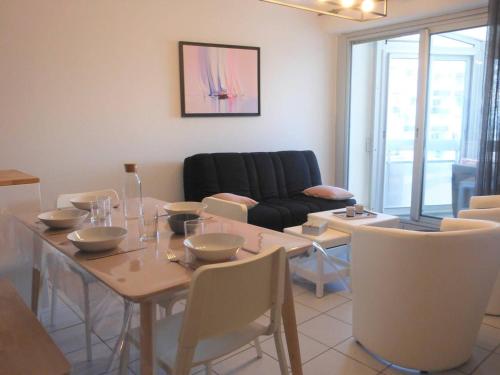 un salon avec une table et un canapé dans l'établissement Appartement 5 couchages avec accès direct à la plage et garage - Saint-Gilles-Croix-de-Vie - FR-1-224-769, à Saint-Gilles-Croix-de-Vie