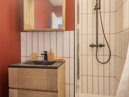 a bathroom with a sink and a shower at Appartement Bénodet, 2 pièces, 4 personnes - FR-1-481-80 in Bénodet