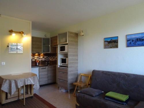 un salon avec un canapé et une cuisine dans l'établissement Studio pour 4 pers. à proximité des pistes avec balcon et parking - FR-1-602-55, à Arette