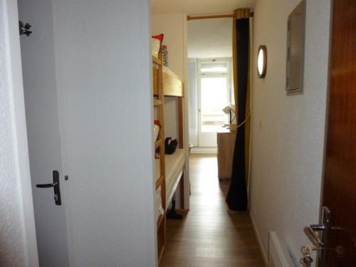 a hallway with a door to a room with a window at Studio Arette, 1 pièce, 4 personnes - FR-1-602-58 in Arette