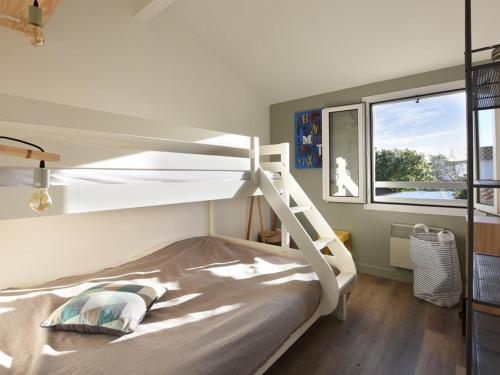 1 dormitorio con litera y ventana en Maison Les Portes-en-Ré, 5 pièces, 6 personnes - FR-1-434-70, en Les Portes